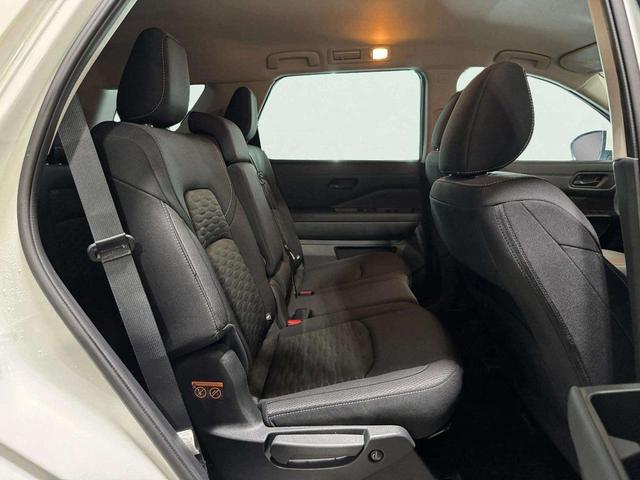 Photo of 2024 Pearl White Tricoat Nissan Pathfinder