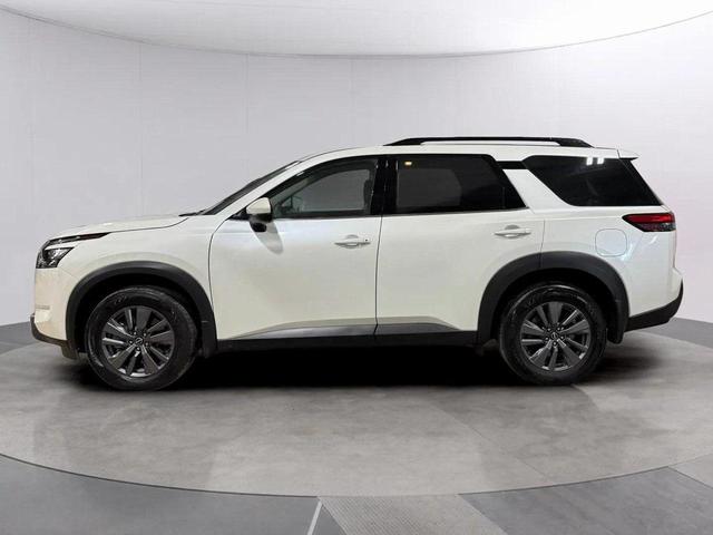 Photo of 2024 Pearl White Tricoat Nissan Pathfinder
