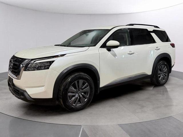 Photo of 2024 Pearl White Tricoat Nissan Pathfinder