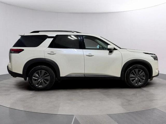 Photo of 2024 Pearl White Tricoat Nissan Pathfinder