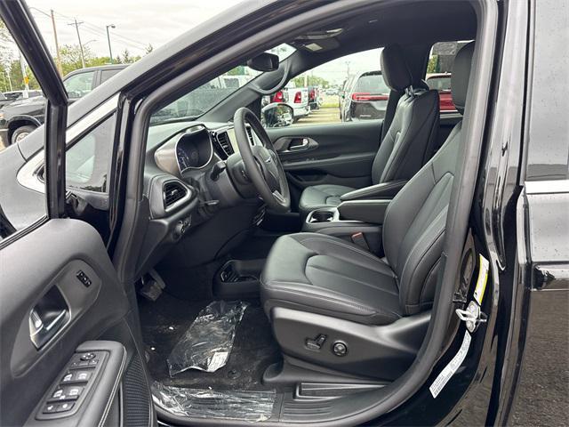 Photo of 2025 Diamond Black Crystal Pearlcoat Chrysler Pacifica