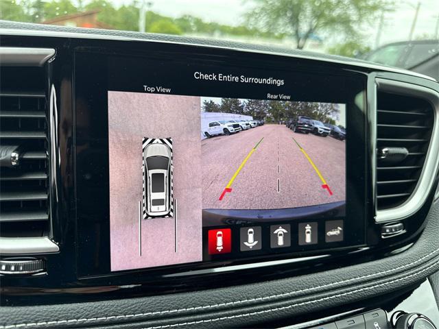 Photo of 2025 Diamond Black Crystal Pearlcoat Chrysler Pacifica