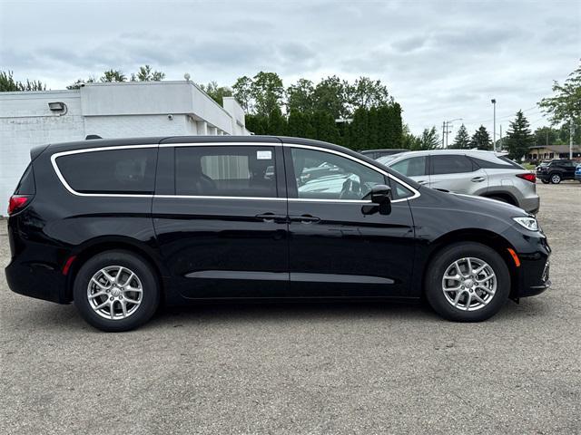 Photo of 2025 Diamond Black Crystal Pearlcoat Chrysler Pacifica