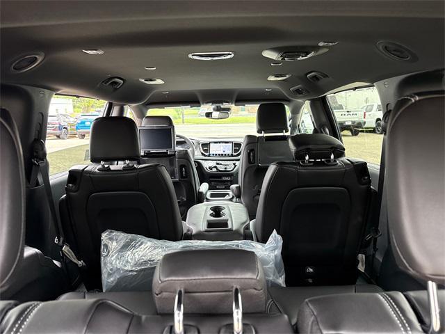 Photo of 2025 Diamond Black Crystal Pearlcoat Chrysler Pacifica