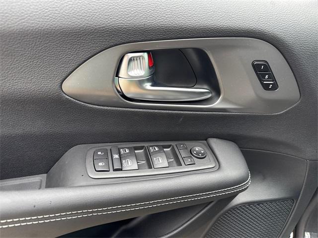 Photo of 2025 Diamond Black Crystal Pearlcoat Chrysler Pacifica