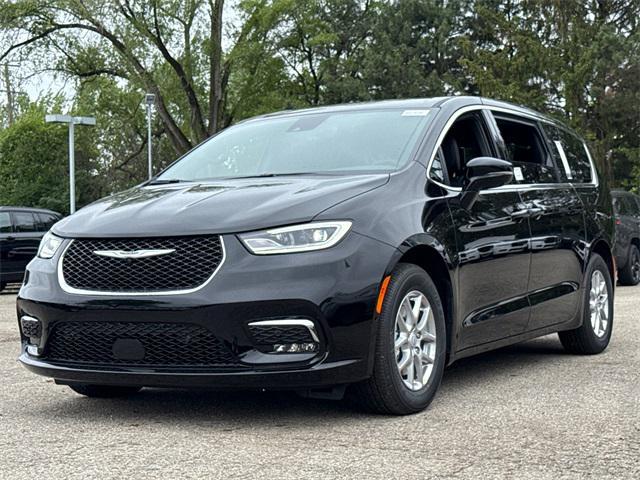 Photo of 2025 Diamond Black Crystal Pearlcoat Chrysler Pacifica