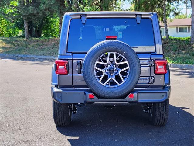 Photo of 2025 Granite Crystal Metallic Clearcoat Jeep Wrangler