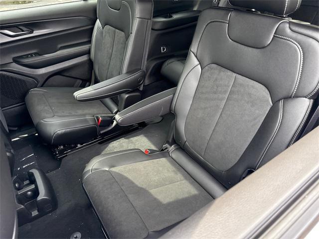 Photo of 2025 Bright White Clearcoat Jeep Grand Cherokee L