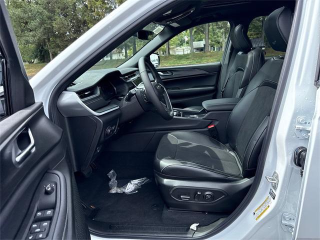 Photo of 2025 Bright White Clearcoat Jeep Grand Cherokee L