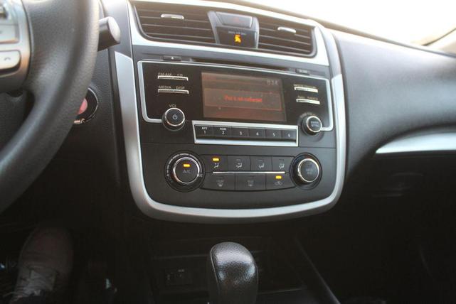 Photo of 2016 Super Black Nissan Altima