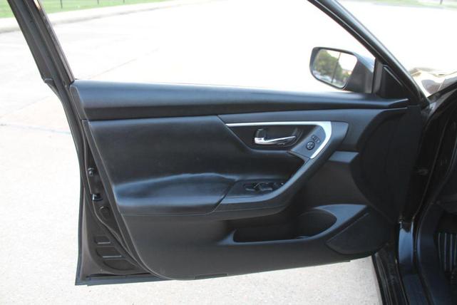 Photo of 2016 Super Black Nissan Altima