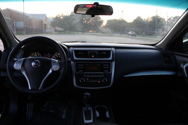 Photo of 2016 Super Black Nissan Altima