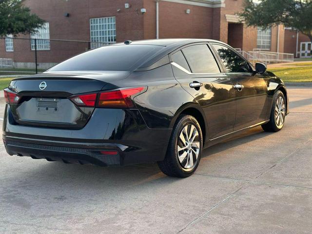Photo of 2020 Super Black Nissan Altima