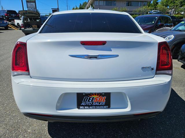 Photo of 2018 Bright White Clearcoat Chrysler 300