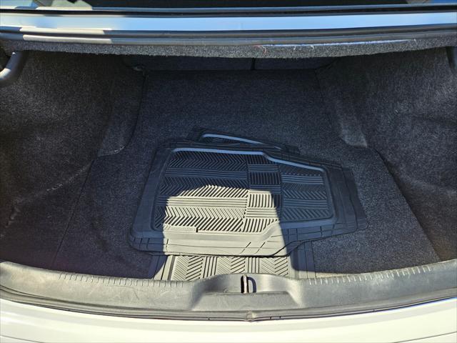 Photo of 2018 Bright White Clearcoat Chrysler 300