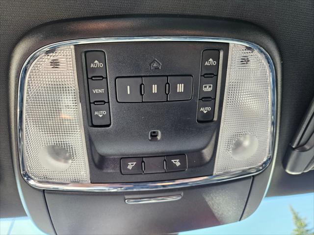 Photo of 2018 Bright White Clearcoat Chrysler 300