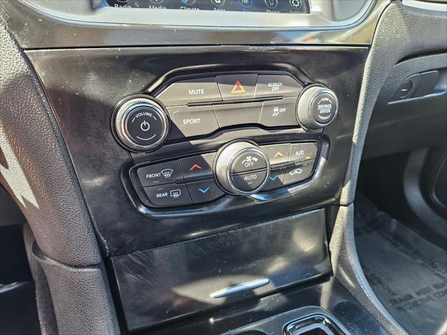 Photo of 2018 Bright White Clearcoat Chrysler 300