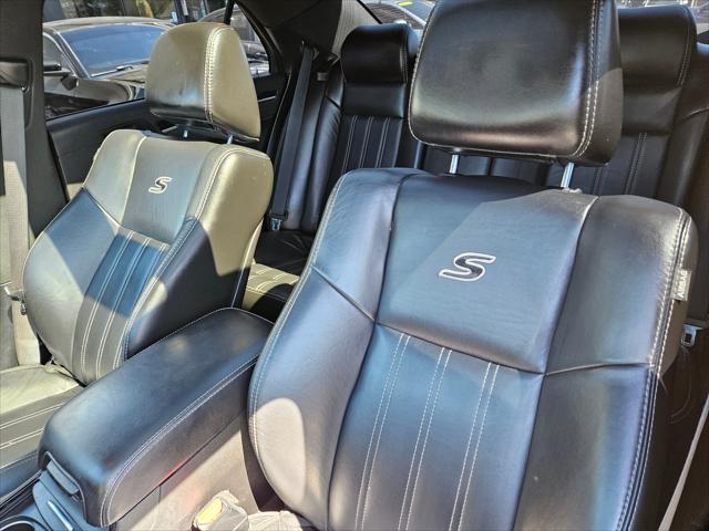 Photo of 2018 Bright White Clearcoat Chrysler 300