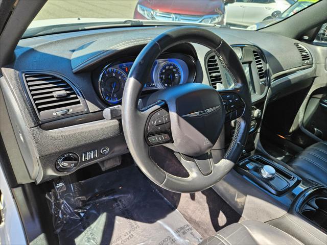 Photo of 2018 Bright White Clearcoat Chrysler 300