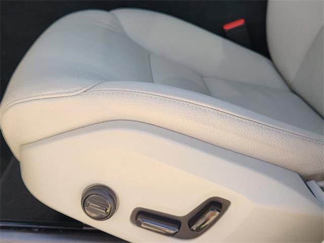 Photo of 2023 Crystal White Metallic Volvo XC60