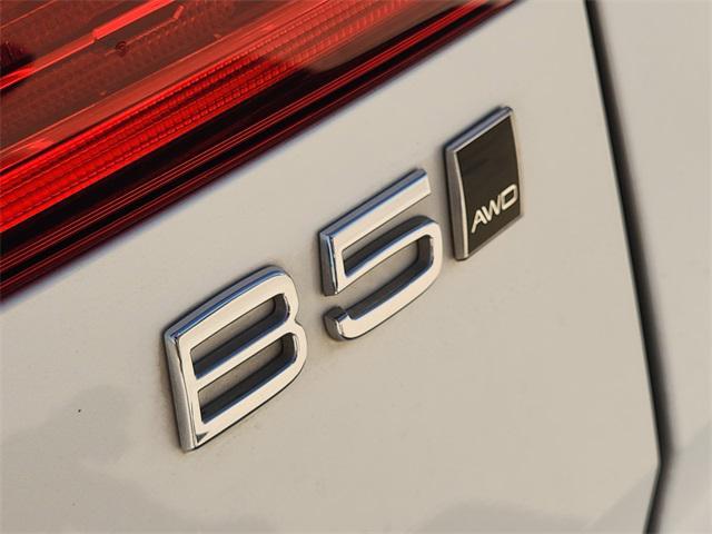 Photo of 2023 Crystal White Metallic Volvo XC60
