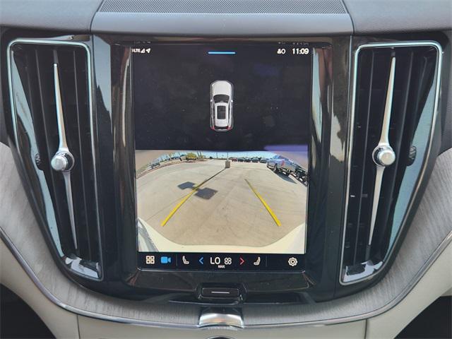 Photo of 2023 Crystal White Metallic Volvo XC60
