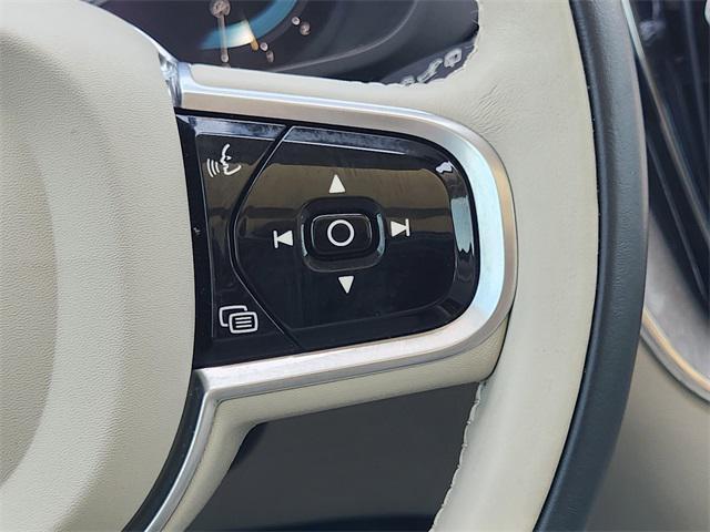 Photo of 2023 Crystal White Metallic Volvo XC60