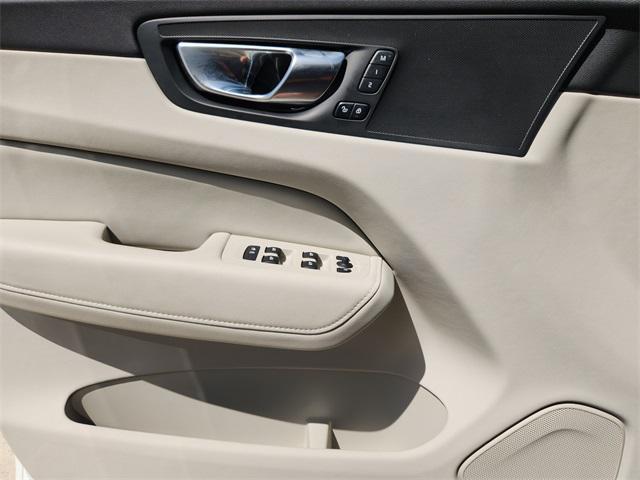 Photo of 2023 Crystal White Metallic Volvo XC60