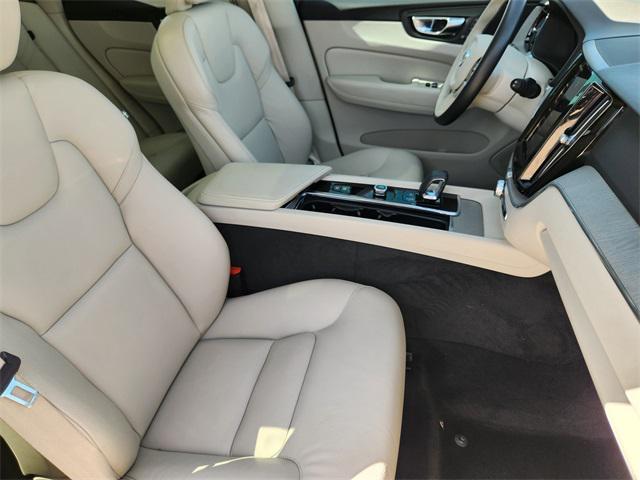 Photo of 2023 Crystal White Metallic Volvo XC60
