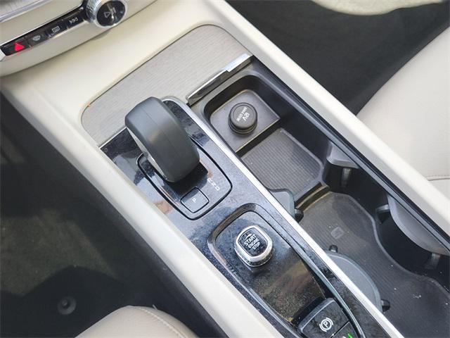 Photo of 2023 Crystal White Metallic Volvo XC60