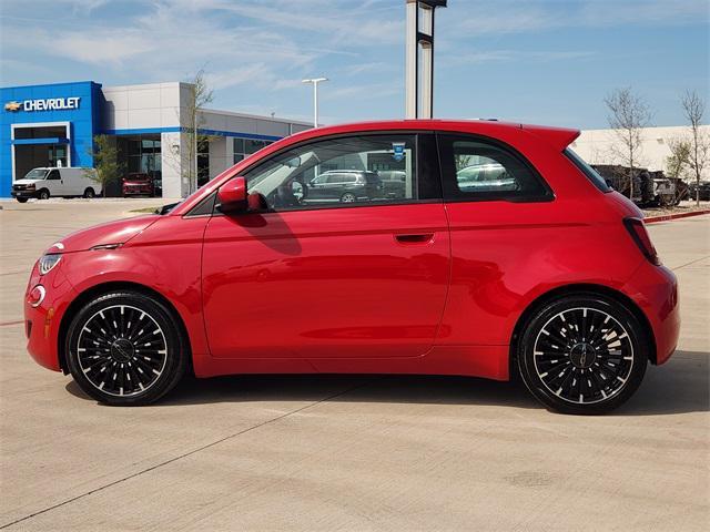 Photo of 2024 Red by (Red) FIAT 500e