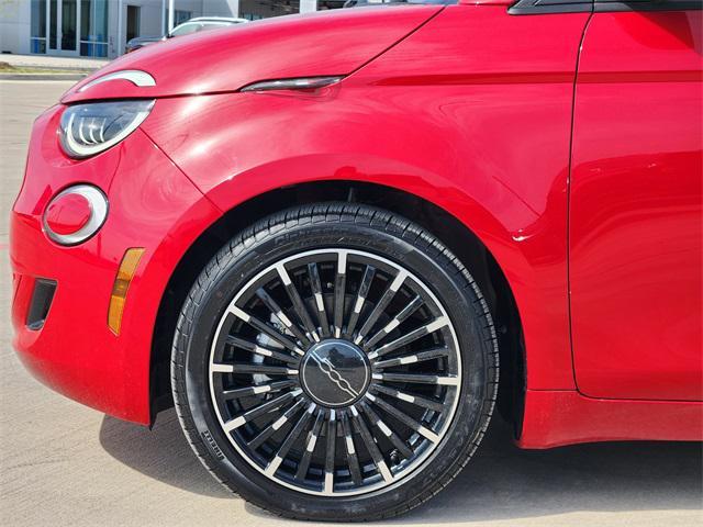 Photo of 2024 Red by (Red) FIAT 500e