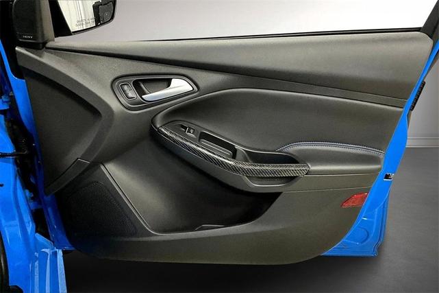 Photo of 2017 Blue Ford Focus RS
