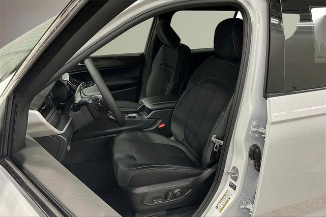 Photo of 2025 Bright White Clearcoat Jeep Grand Cherokee L