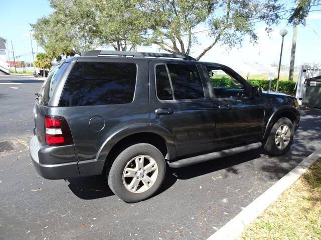 Photo of 2010 Gray Ford Explorer