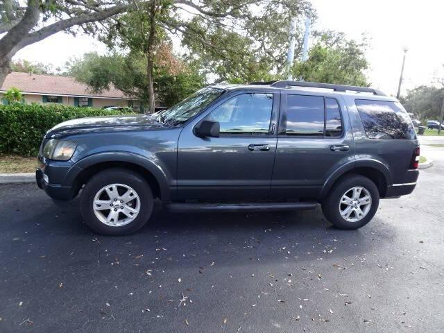 Photo of 2010 Gray Ford Explorer