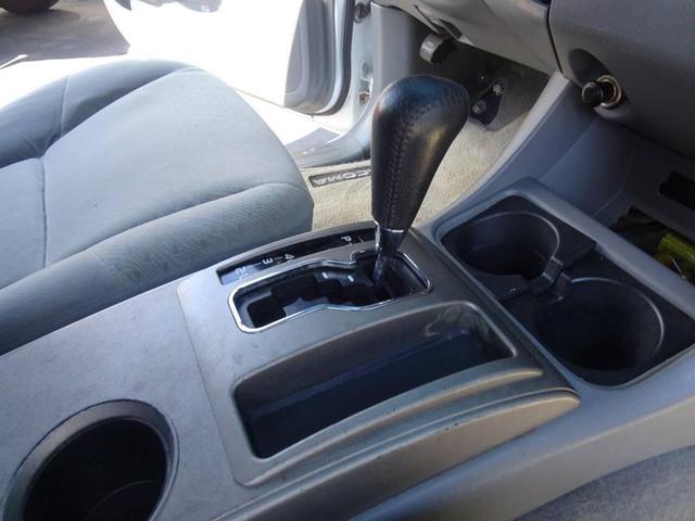 Photo of 2005 White Toyota Tacoma