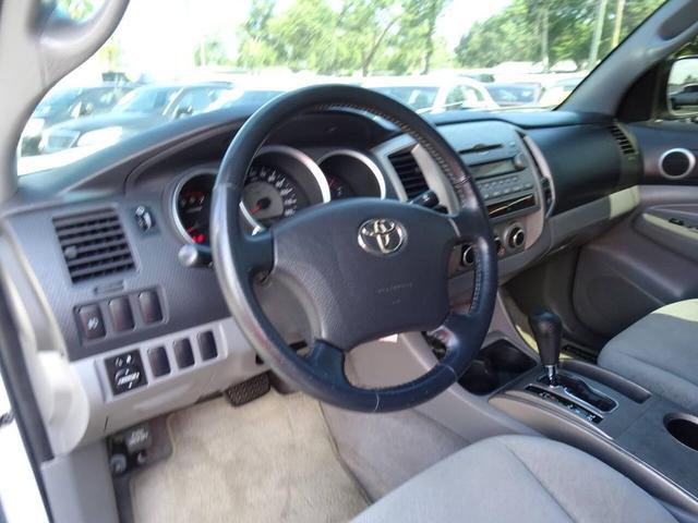 Photo of 2005 White Toyota Tacoma