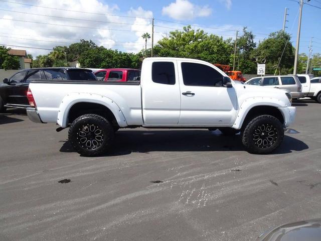Photo of 2005 White Toyota Tacoma