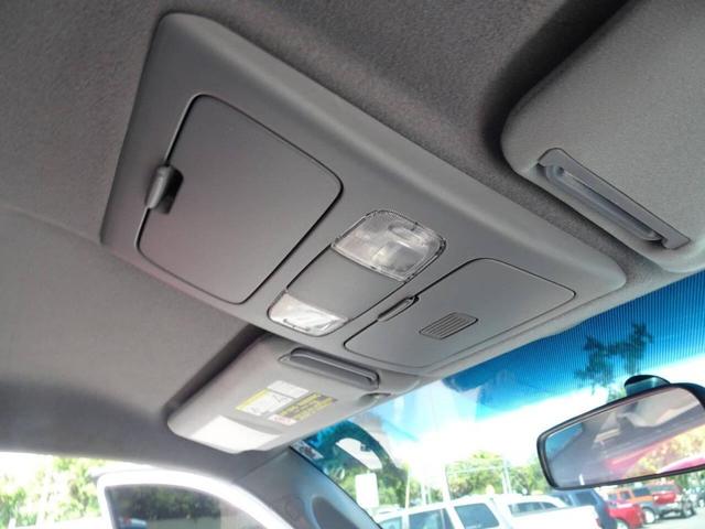 Photo of 2005 White Toyota Tacoma