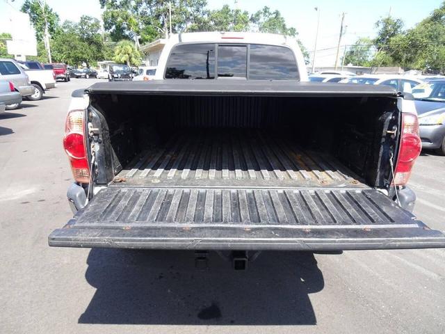 Photo of 2005 White Toyota Tacoma