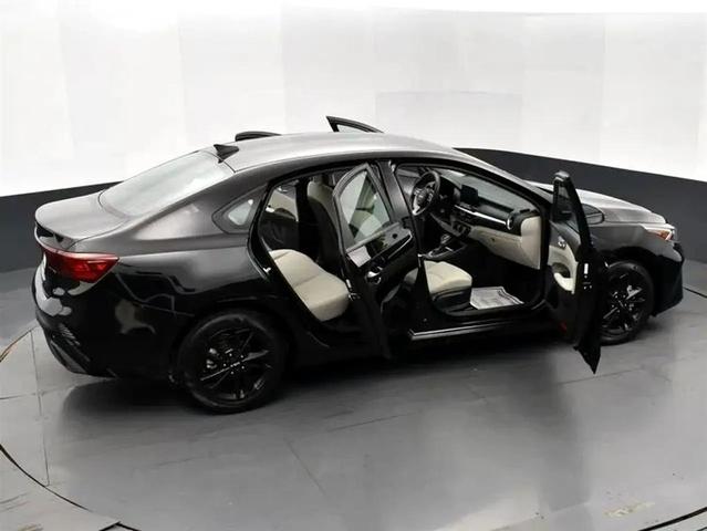 Photo of 2022 Aurora Black Kia Forte