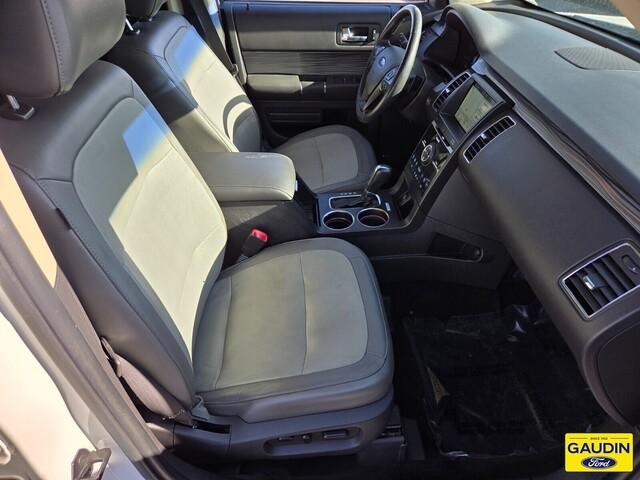 Photo of 2016 White Platinum Clearcoat Ford Flex