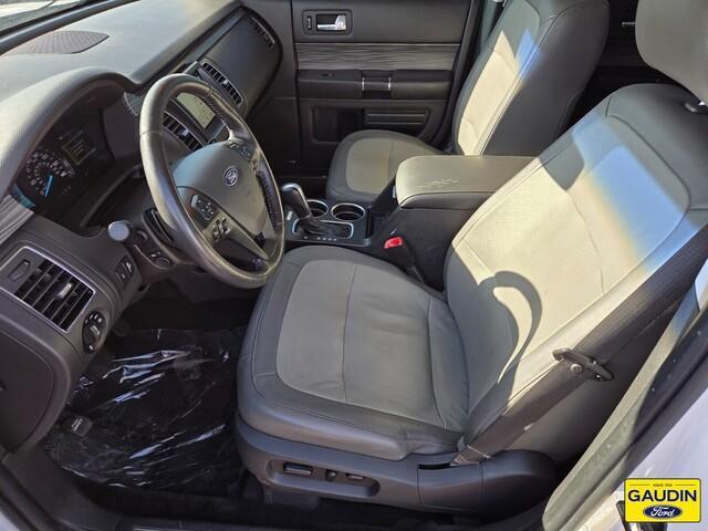 Photo of 2016 White Platinum Clearcoat Ford Flex