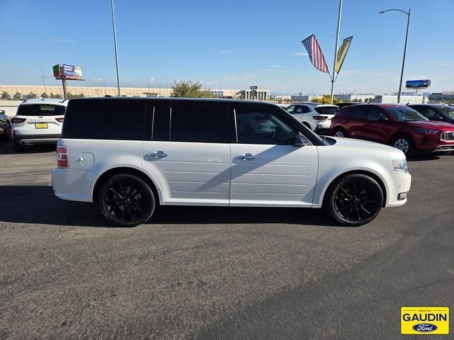 Photo of 2016 White Platinum Clearcoat Ford Flex