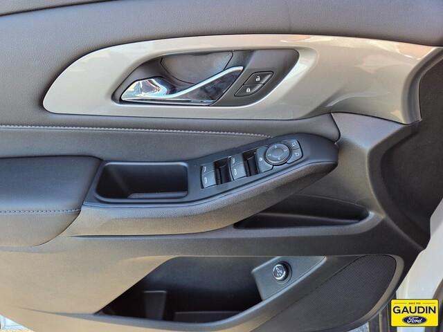 Photo of 2023 Summit White Chevrolet Traverse