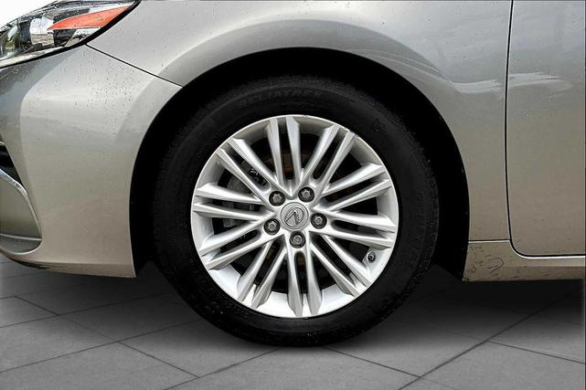 Photo of 2017 Atomic Silver Lexus ES 350