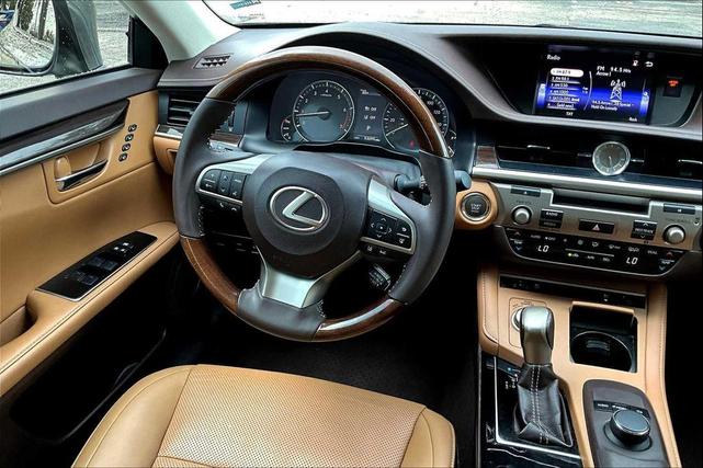 Photo of 2017 Atomic Silver Lexus ES 350