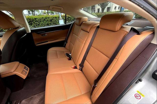 Photo of 2017 Atomic Silver Lexus ES 350
