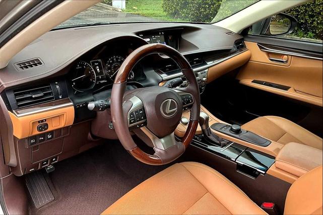 Photo of 2017 Atomic Silver Lexus ES 350
